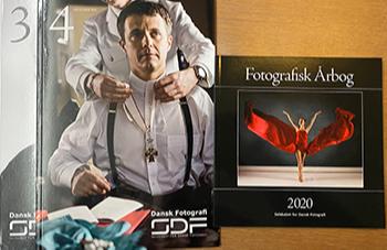 Velkomstpakke som indeholder et tidligere blad af Dansk Fotografi samt en årbog, du betaler kun portoen på 44,- kr ekstra, hvis du ønsker velkomstpakken.